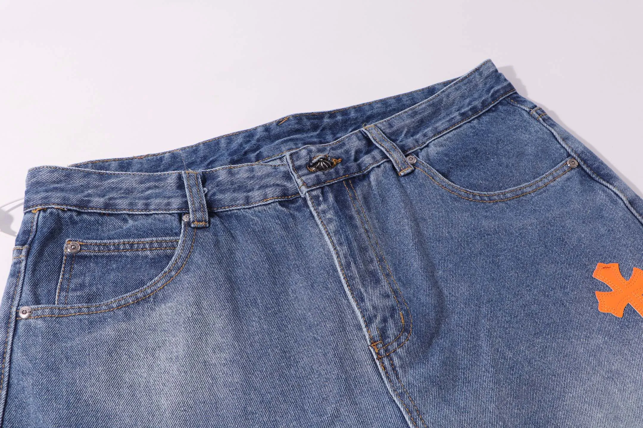 P260 Style number: H906 Croxin & 𝐂𝐡𝐫𝐨𝐦𝐞 𝐇𝐞𝐚𝐫𝐭 ss25 blue pants orange skin Sanskrit leather limited edition patchwork jeans. Styles with different washed textures are very friendly to people with thin legs. The slightly flared version perfectly modifies the leg shape. The timeless and moderate length makes it easy to match and match. It is the basis for various styles and is a must-have in your wardrobe! The fabric is stiff but also makes the upper body soft without losing texture. The washing process is even more perfect. It is a must-have item for everyone! ! ! Washed wheat, hang tag, pants label, three labels complete Color: blue Size: 28-30-32-34